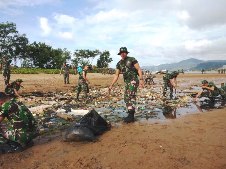 Kodam Gelar Bersih Pantai Peringati Hari Juang Kartika
