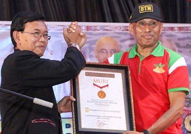 Jayapura Raih Rekor Muri: Hasilkan 400 Pohon Natal Daur Ulang