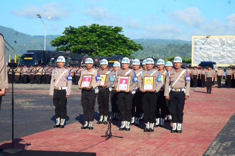 13 Personel Polda Maluku Diberhentikan Tidak Dengan Hormat 13 Personel Polda Maluku Diberhentikan Tidak Dengan Hormat