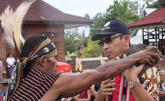 Wagub Orno dan Istri Dianugerahi Gelar Adat