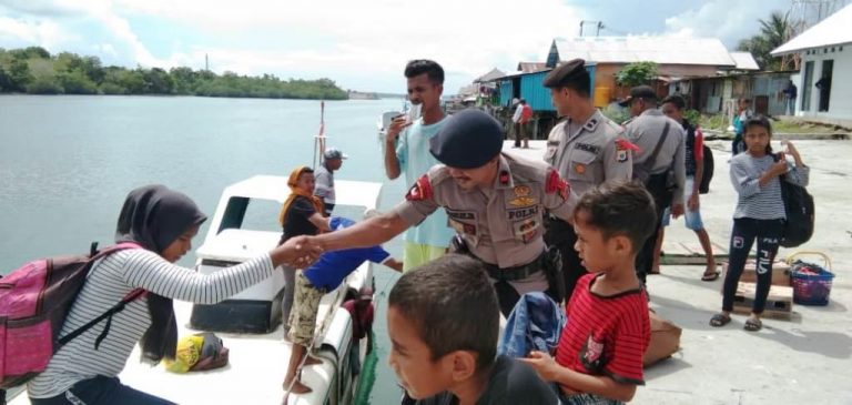 Kompi 1 Batalyon C Brimob Maluku Sambangi Pelabuhan Watdek