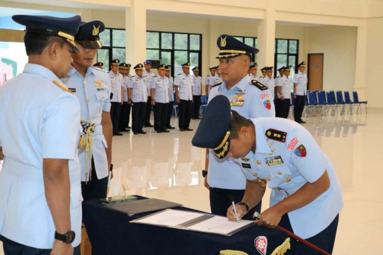 Pangkosau III Marsel Muda TNI Lantik Komandan Lanud D. Dumatubun Baru Pangkosau III Marsel Muda TNI Lantik Komandan Lanud D. Dumatubun Baru