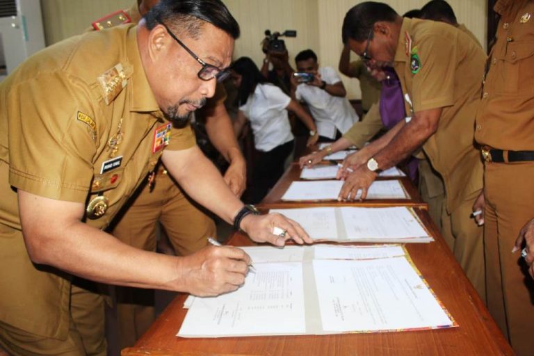 Gubernur Serahkan DPA 2020 sekaligus Teken Perjanjian Kinerja dengan Pimpinan OPD Gubernur Serahkan DPA 2020 sekaligus Teken Perjanjian Kinerja dengan Pimpinan OPD