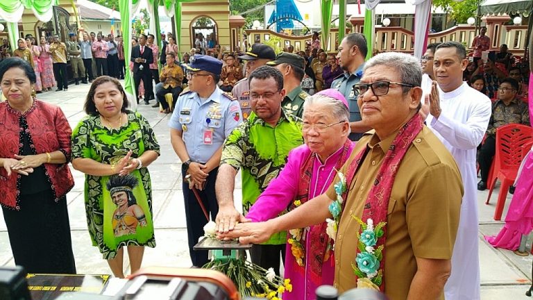 Uskup Mandagi dan Bupati Malra Resmikan Gedung Gereja Stasi Ngilngof