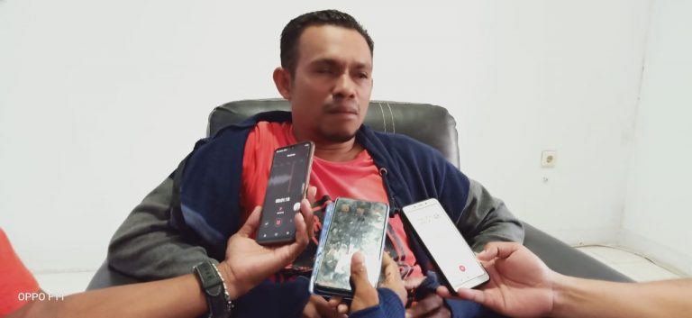 Ketua Persatuan Wartawan Indonesia (PWI) Kota Tual, Dullah Tusiek dalam pertemuan media bersama Kepala Bagian Humas dan Protokol Kota Tual Moksen Ohoiyuf di ruang kerjanya, Jumat (31/1/2020).