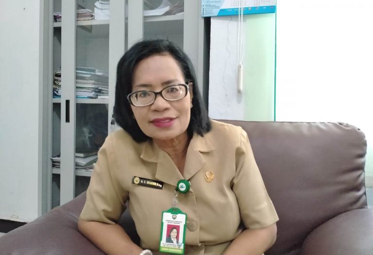 Kepala Dinas Kesehatan Kabupaten Maluku Tenggara dr. Ketty Notanubun mengajak masyarakat untuk tidak panik hadapi COVID-19. Notanubun diwawancarai suaradamai.com di ruang kerjanya, Senin (16/3/20). Foto/Robert Remetwa