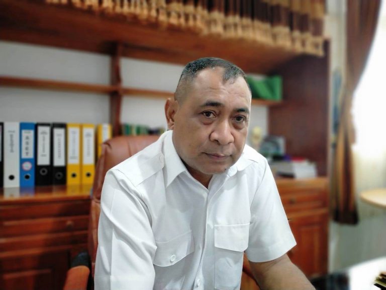 Sekretaris Dewan Perwakilan Rakyat Daerah Kabupaten Maluku Tenggara Roy Rahayaan diwawancarai di ruang kerjanya, Rabu (18/3/20). Foto/Robert Remetwa