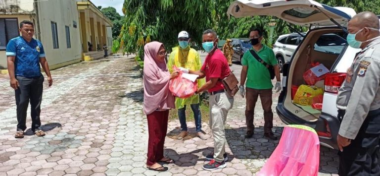 GBI Rock Tual bagi Bantuan ke Tukang Ojek