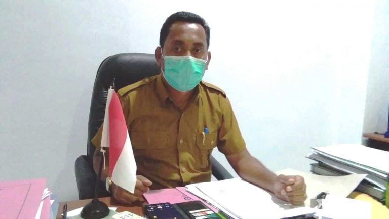 Juru Bicara Gugus Tugas Percepatan Penanganan Covid-19 Kota Tual Moksen Ohoiyuf diwawancarai di ruang kerjanya, Selasa (13/4/2020). Foto/Labes Remetwa