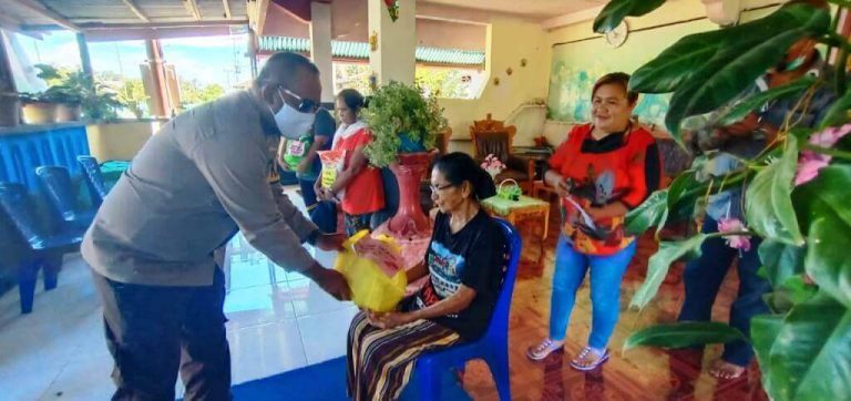 Kapolres Malra Kunjungi Desa-desa bagi Sembako dan Masker Gratis
