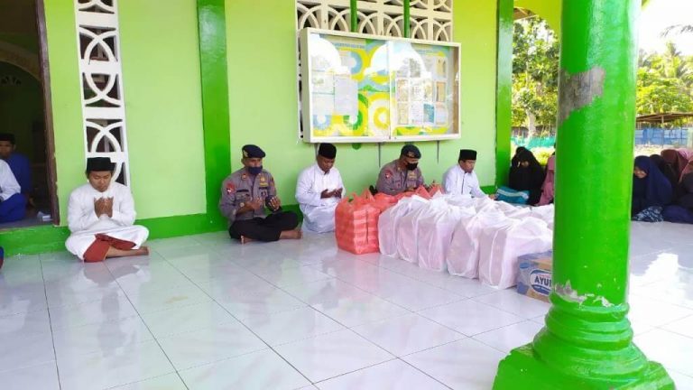Aksi Bagi-bagi Takjil Brimob Polda Maluku