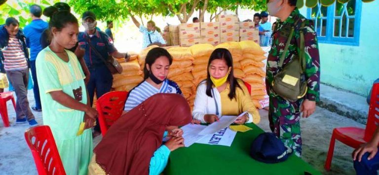 Pemkot Tual Salurkan Sembako ke Kecamatan Kur Selatan