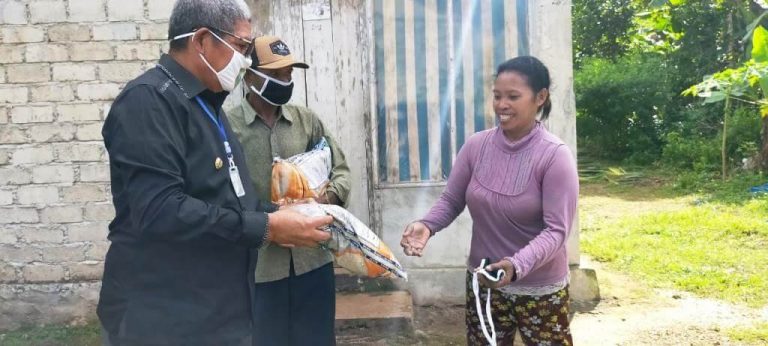 Jelang Idul Fitri, Bupati Salurkan Sembako ke Delapan Ohoi