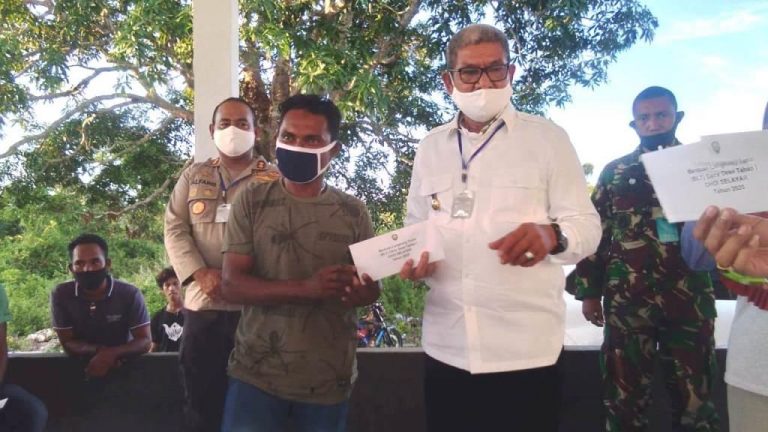 Bupati Hanubun Serahkan Langsung BST bagi Warga Selayar