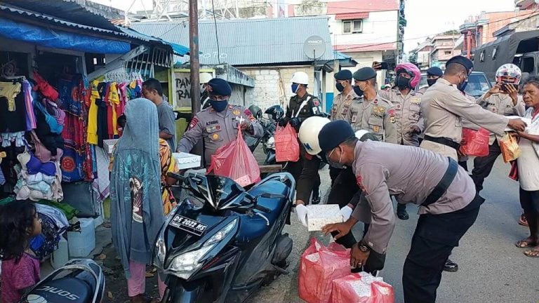 Tim Gabungan di Saumlaki Buat Dapur Umum Hingga bagi Makanan