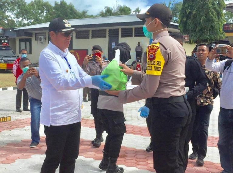 Polres Malra Salurkan Bansos bagi 652 Warga Terdampak Covid-19