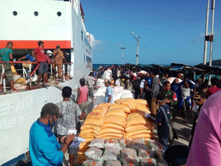 Wawali Bagikan Sembako ke Lima Desa Terdampak Covid-19 di Kecamatan Kur