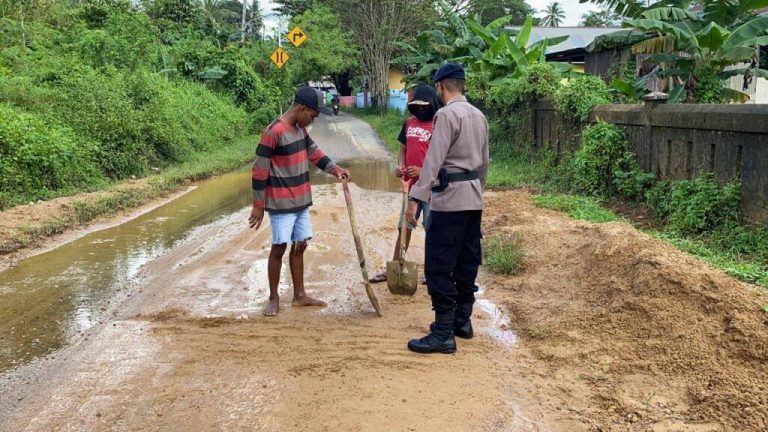 Personil Kompi 2 Batalyon A Pelopor Pantau Lokasi Rawan Bencana Longsor dan Banjir