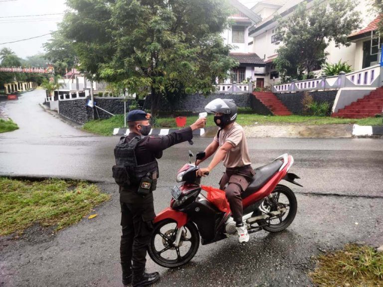 Terapkan Protokol Kesehatan, Brimob Maluku Cek Suhu Tubuh Personel di Pos Masuk