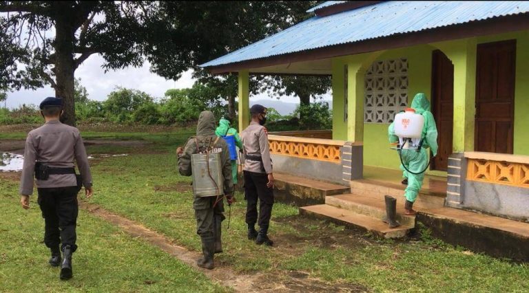 Cegah Corona, Personil Brimob Sterilisasi Rumah Warga