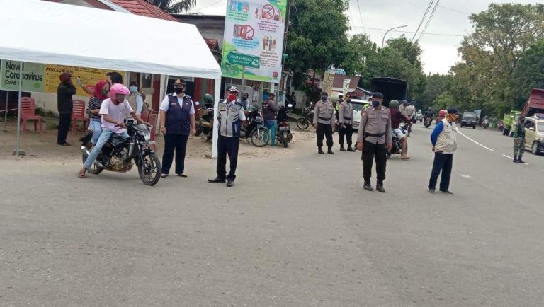 Personil Brimobda Maluku Lakukan Penjagaan Akses Masuk-Keluar Desa Hunuth