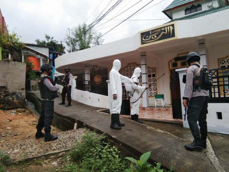 Brimobda Maluku Lakukan Penyemprotan Disinfektan
