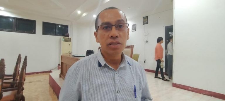Wakil Ketua Komisi II DPRD Malra Utha Safsafubun yang memimpin rapat bersama mitra kerja bidang kesehatan di ruang rapat Komisi II, Senin (22/6/2020). Foto/Labes Remetwa