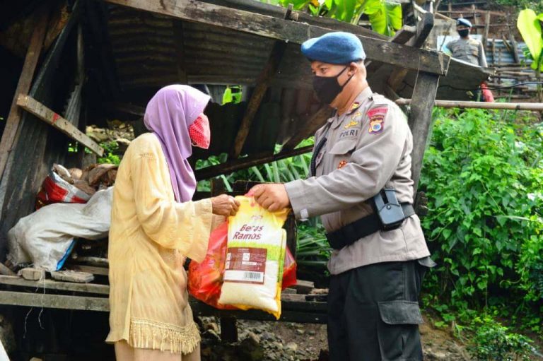 Peringati Pancasila, Batalyon A Pelopor Brimob Polda Maluku Bagi-bagi Sembako