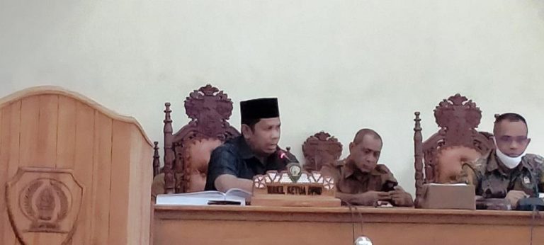 Wakil Ketua Pansus LKPJ DPRD Malra Albert Efruan menyoroti masalah pelepasan lahan untuk proyek pariwisata, Senin (15/6/2020). Foto/Labes Remetwa