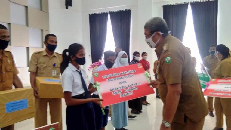 Pemda Malra Salurkan Bansos bagi WRSE dan Anak Terlantar atau Kurang Mampu