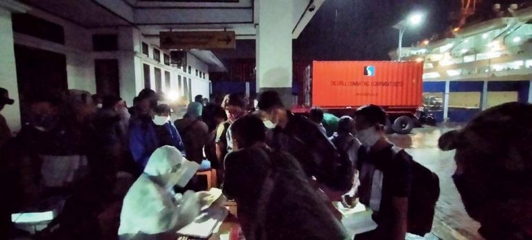 Cerita Satgas Angla Bekerja dalam Kegelapan dan Hujan Deras