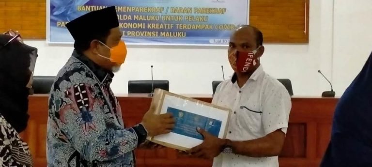 Wali Kota Serahkan Bantuan Kemenparekraf dan Polda Maluku bagi Pelaku Pariwisata