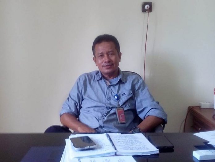 Kepala Dinas Perikanan Kabupaten Maluku Tenggara Nicodemus Ubro saat ditemui suaradamai.com di ruang kerjanya, Jumat (28/8/2020). Foto: Fredy Jamrewav