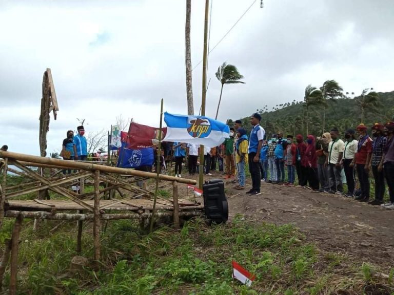 pelaksanaan-pengibaran-bendera-merah-putih-di-puncak-ohoi-bombay-kec-kei-besar-senin-17082020-foto-fredy-jamrevav-suaradamai.com