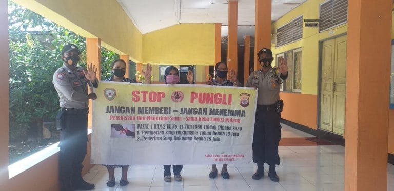 Polsek Kei Kecil lakukan sosialisasi Kamtibmas saber pungli di Balai Guru SMA 2 Maluku Tenggara, Kamis (27/8/2020). Foto: Petter Letsoin