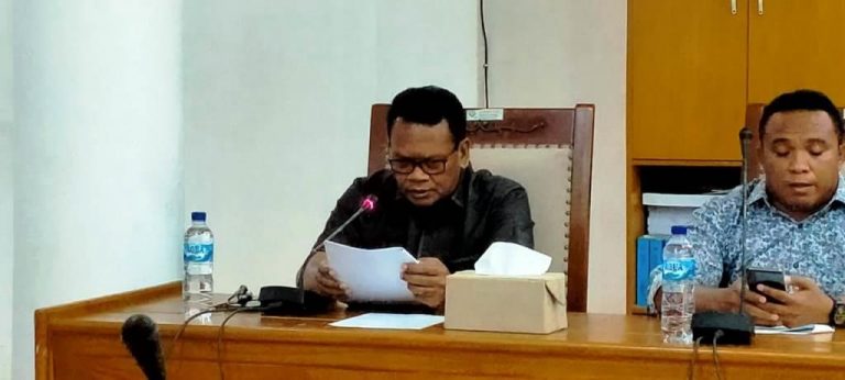 Anggota DPRD Kabupaten Maluku Tenggara Stefanus Layanan menyoroti kesiapan parbik rumput laut dalam pertemuan antara Badan Anggaran dan Tim Anggaran Pemerintah Daerah di ruang Komisi III, Sabtu (15/8/2020)