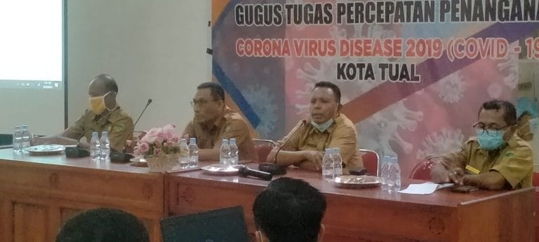 Plt. Kepala BKPSDM Kota Tual Dullah Notanubun (kedua dari kanan) membuka kegiatan sharing pengalaman peningkatan TPP, Senin (21/9/2020). Foto: Labes Remetwa
