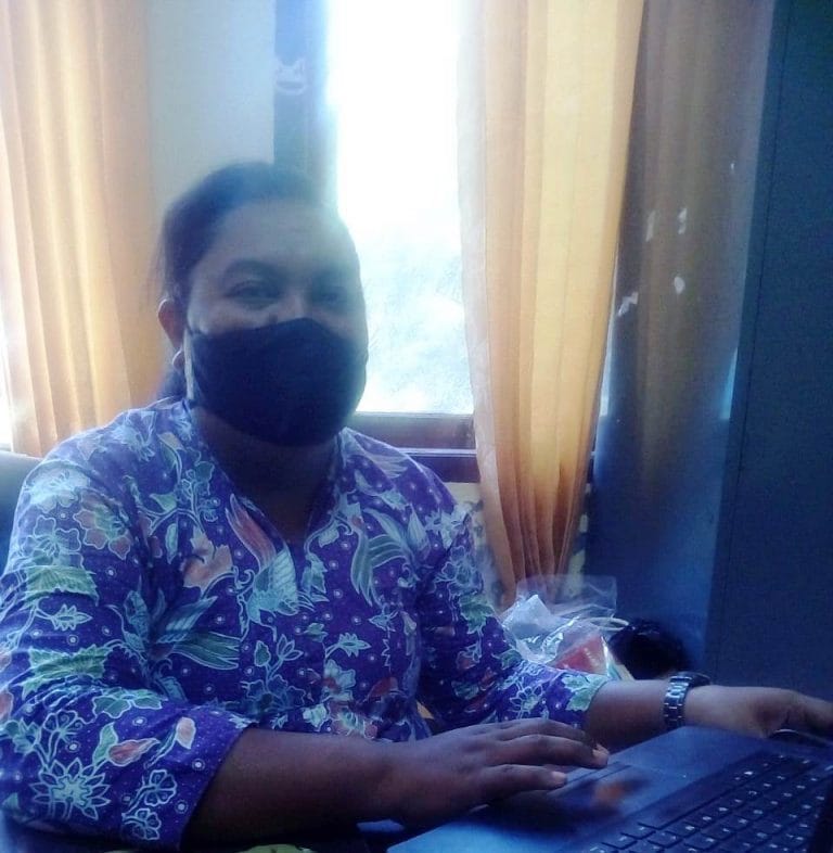 Ketua Program Studi (Kaprodi) TKL Dortje Silubun diwawancarai suaradamai.com di ruang kerjanya, Selasa (22/9/2020) lalu. Foto: Fredy Jamrewav