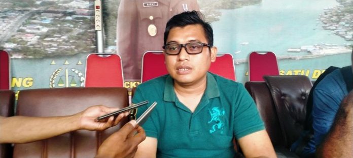 Kepala Seksi (Kasie) Intel Kejaksaan Negeri Tual Iwan Darmawan diwawancarai di Tual, Jumat (11/9/2020). Foto: Labes Remetwa
