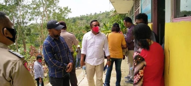 Suasana kunjungan kerja pimpinan dan anggota DPRD Kabupaten Maluku Tenggara ke SD Inpres Uwat, Kecamatan Kei Besar Utara Barat, Rabu (2/8/2020). Foto: Sektretariat DPRD Malra