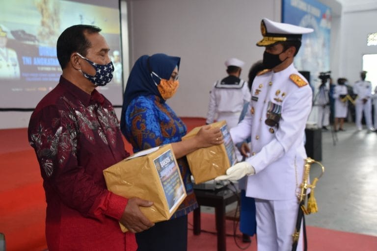 Pemberian bantuan sosial kepada warakawuri purnawirawan TNI AL di gedung J. Leimena Mako Lantamal IX Halong kamis, (10/09/2020) foto: Dispen Lantamal IX
