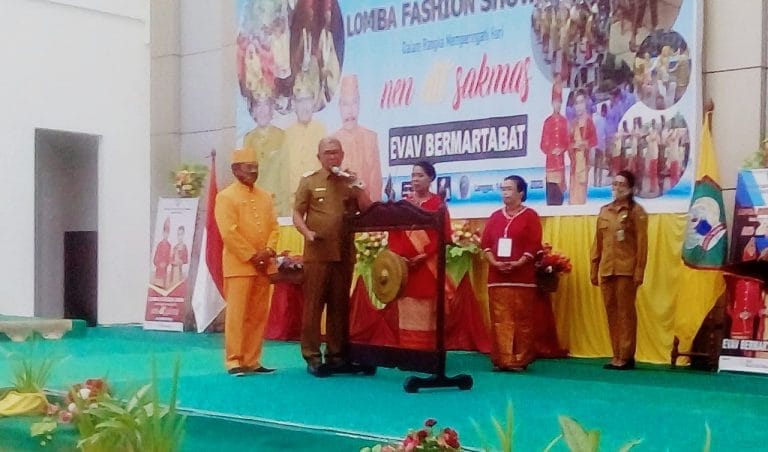 Bupati Maluku Tenggara M. Thaher Hanubun secara resmi membuka lomba fashion show yang digelar Dinas Kebudayaan Malra di Aula Kantor Bupati, Senin (14/9/2020). Foto: Fredy Jamrewav