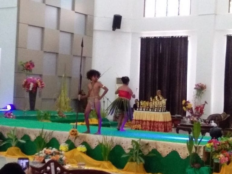 Peragaan salah satu pasangan pada lomba fashion show di Aula Kantor Bupati Malra, Senin (14/9/2020). Foto: Labes Remetwa