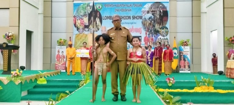 Bupati Malra berpose bersama peserta dari SD Naskat Mathias II B Langgur pada ajang lomba fashion show yang digelar di Aula Kantor Bupati Malra, Senin (14/9/2020). Foto: Labes Remetwa