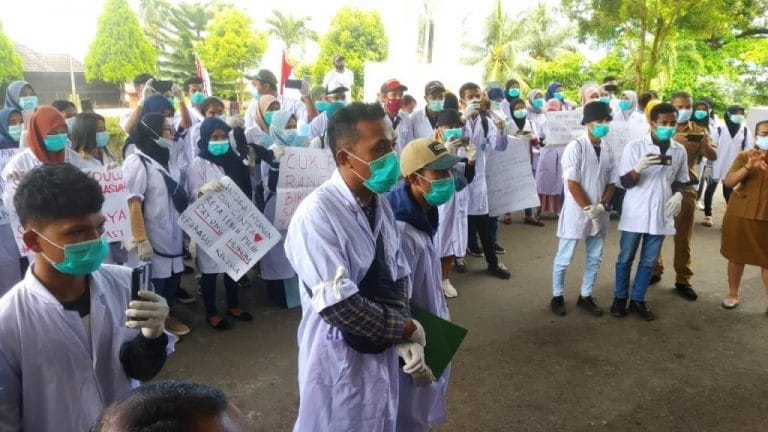 Mahasiswa Farmasi Demo DPRD Maluku Karena Tidak Miliki Legalitas