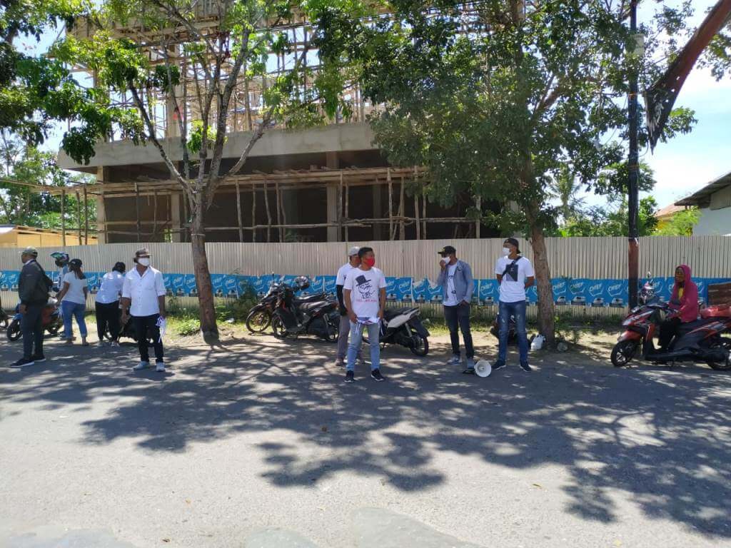 Pemuda Renwarin Langgur mensosialisasikan protokol pencegahan dan penanganan Covid-19 di depan Pasar Langgur, Kamis (10/9/2020).