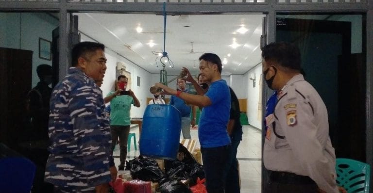Unsur Satgas Angkutan Laut GTPP Covid-19 Tual yang hadir ikut mengawal proses penimbangan ulang miras sopi di gedung Yos Sudarso Lanal Tual, Jumat (18/9/2020). Foto: Labes Remetwa
