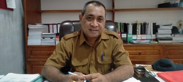 Sekretaris DPRD Malra Roy Rahayaan ketika ditemui suaradamai.com di ruang kerjanya, Senin (21/9/2020). Foto: Labes Remetwa
