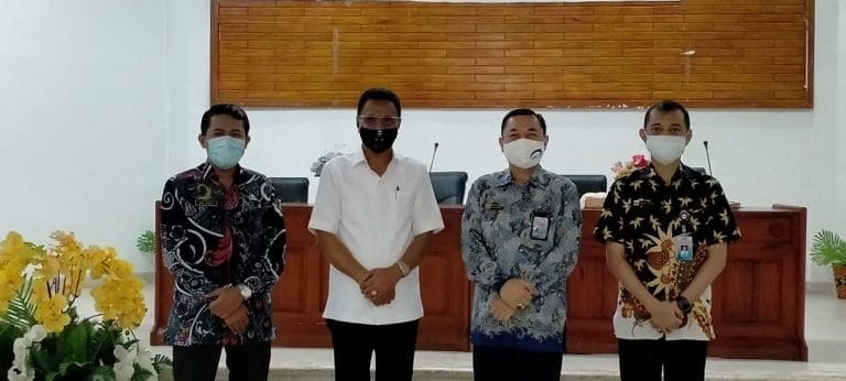 Kepala Perwakilan Badan Pengawasan Keuangan dan Pembangunan (BPKP) Provinsi Maluku Muhammad Yusuf Ateh (kedua dari kanan) saat bersilaturahmi dengan Pemerintah Kota Tual di Aula Kantor Walikota Tual, Jumat (18/9/2020). Foto: Labes Remetwa