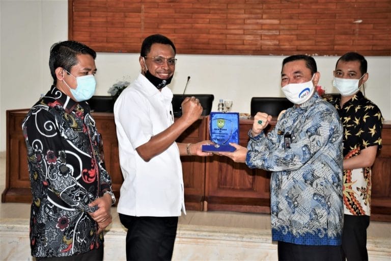 Wawali Tual Usman Tamnge menyerahkan plakat kenang-kenangan bagi Kepala Perwakilan BPKP Maluku Rizal Suhaili dalam acara silaturahmi di Aula Kantor Walikota Tual, Jumat (18/9/2020). Foto: Dewa Rahayaan/Bagian Protokoler dan Komunikasi Pimpinan Tual